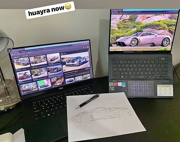 Hai màn hình mở ảnh Pagani Huayra.