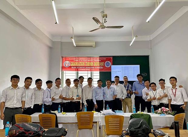 Tập thể lớp học nghề ô tô.