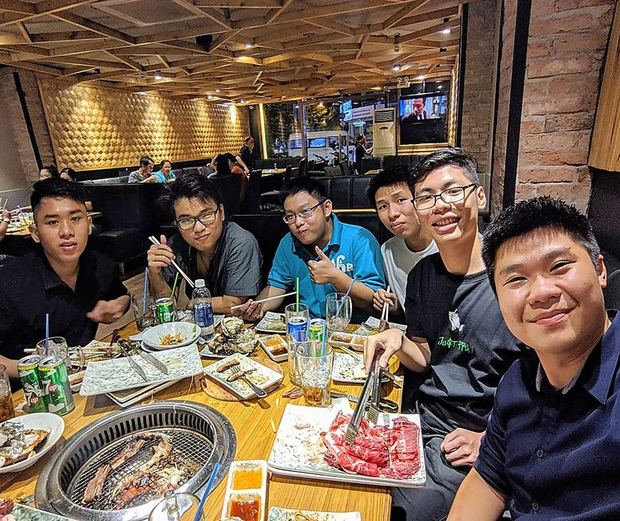 Bàn lẩu dài với học viên.