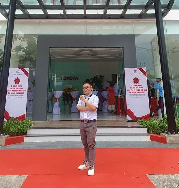 Trước showroom Toyota Long Thành.